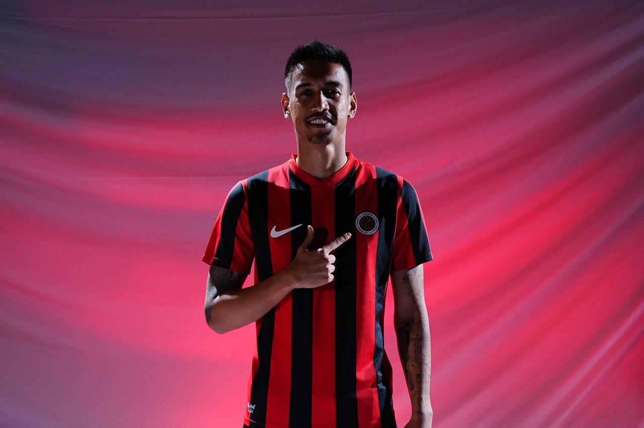Fenerbahçe'de kaleci İrfan Can Eğribayat Gençlerbirliği'ne transfer oldu