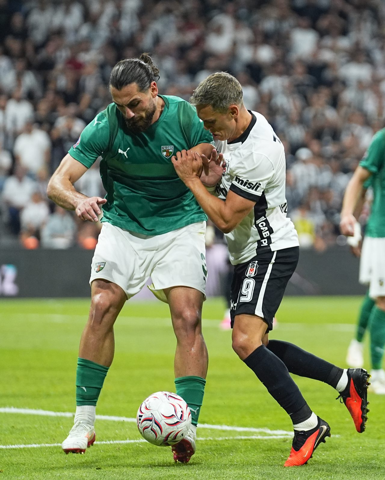Beşiktaş, UEFA Avrupa Ligi play-off turu ilk maçında Kauno Zalgiris'i 3-0 yendi.