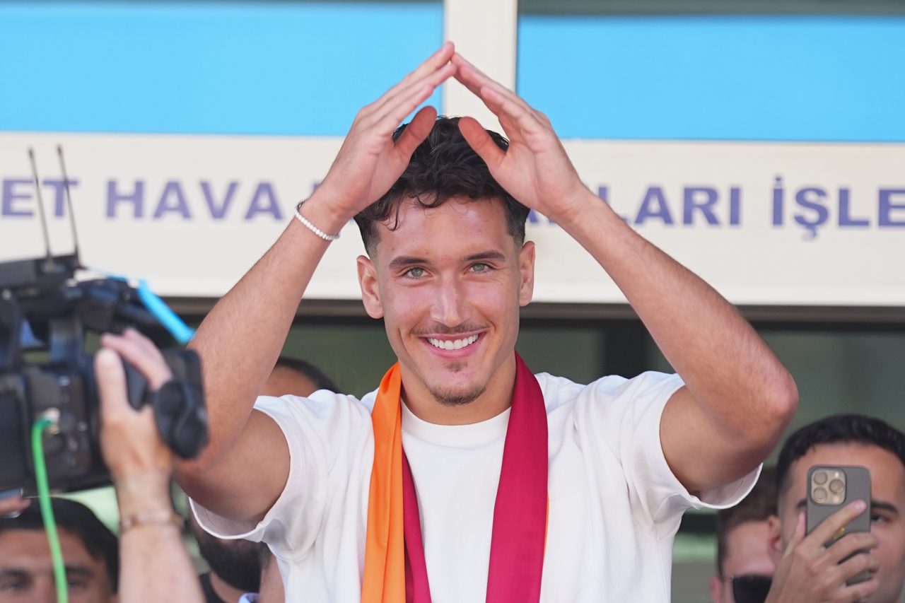 Galatasaray'da yeni transfer Deniz Gül, takımla ilk antrenmana çıktı