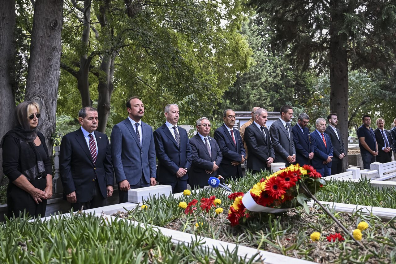 Türk futbolunun ve Galatasaray'ın unutulmaz efsanesi Metin Oktay, kabri başında anıldı